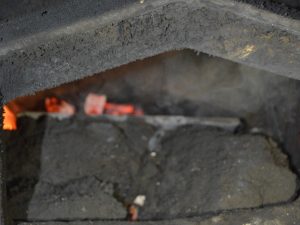 fot. Tadeusz Puchałka / Palenisko z widocznym żarem w tylnej części kotła za kierownicą płomienia i spalin.